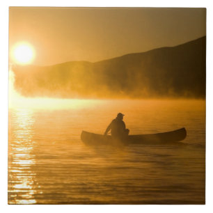 Kanu in der Lily Bay bei Sonnenaufgang, Moosehead Fliese