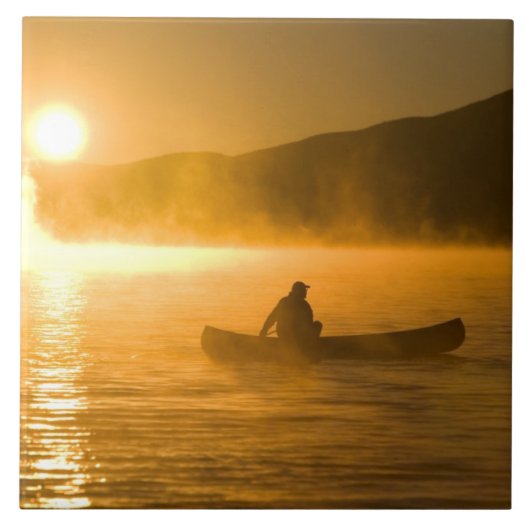 Kanu in der Lily Bay bei Sonnenaufgang, Moosehead Fliese (Vorderseite)