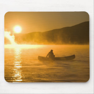 Kanufahren in der Lily Bay bei Sonnenaufgang, Moos Mousepad