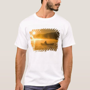 Kanufahren in der Lily Bay bei Sonnenaufgang, Moos T-Shirt