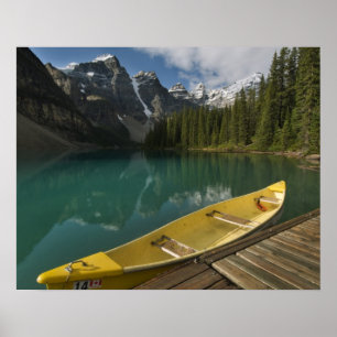 Kanufahren parkt an einer Anlegestelle am Moraine Poster