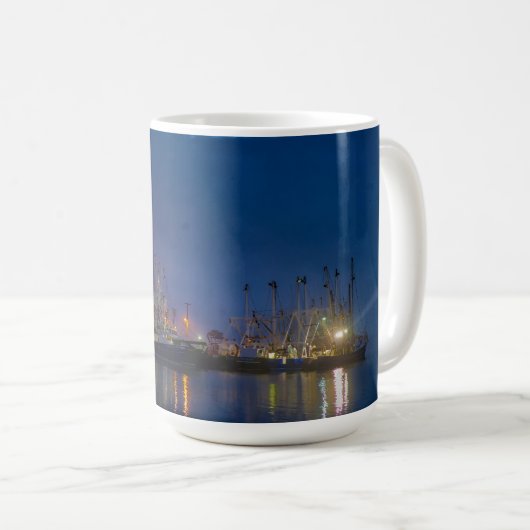 Kap. Mai Fangflotte 11 oz oder 15 oz Tasse (VorderseiteRechts)