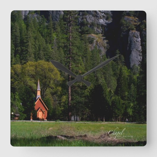 Kapelle bei Yosemite Quadratische Wanduhr (Vorderseite)