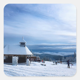 Kapelle im Alpenschnee Quadratischer Aufkleber