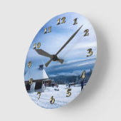 Kapelle im Alpenschnee Runde Wanduhr (Winkel)