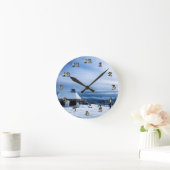 Kapelle im Alpenschnee Runde Wanduhr (Zuhause)