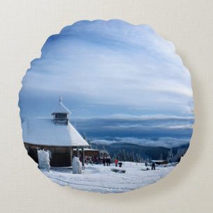 Kapelle im Alpenschnee Rundes Kissen