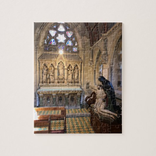 Kapelle Interieur mit Altar & Glasfenster Puzzle (Vertikal)