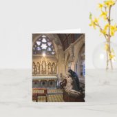 Kapellinnenraum mit festgeklemmtem Glasfenster. Karte (Gelbe Blume)