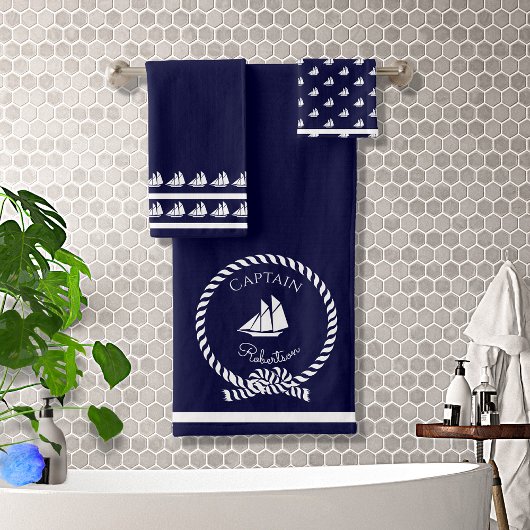 Kapitän an der Küste Name Sailboat Navy Blue Badhandtuch Set