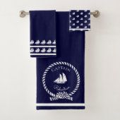Kapitän an der Küste Name Sailboat Navy Blue Badhandtuch Set (Insitu)