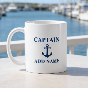 Kapitän des Vintagen Ankerboots der Marine Name de Kaffeetasse