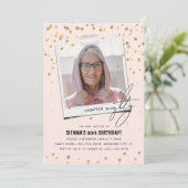 Kapitel Achtzig Spaß Modernes Foto 80. Geburtstag Einladung (Stehend Vorderseite)