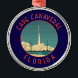 Kapkanaveral Florida Retro Distressed Circle Ornament Aus Metall<br><div class="desc">Cape Canaveral Retro Vektor Reise Design. Cape Canaveral ist eine Stadt an der Atlantikküste Floridas. Das Kennedy Space Center,  nördlich der Stadt,  verfügt über eine NASA Shuttleservice Simulation und Astronaut Memorabilia.</div>