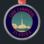 Kapkanaveral Florida Retro Distressed Circle Ornament Aus Metall<br><div class="desc">Cape Canaveral Retro Vektor Reise Design. Cape Canaveral ist eine Stadt an der Atlantikküste Floridas. Das Kennedy Space Center,  nördlich der Stadt,  verfügt über eine NASA Shuttleservice Simulation und Astronaut Memorabilia.</div>