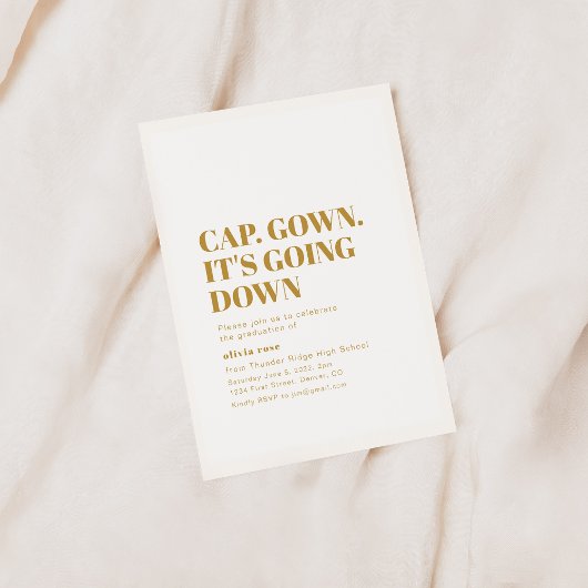 Kappe. Gown. Es geht um die Einladung zum Abschlus