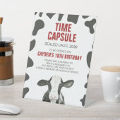 Kapselplakat für die heilige Kuh 1. Geburtstag Sockelschild (In SItu)