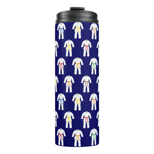 Karate Anzugs Pattern auf Navy Blue Thermosbecher (Vorderseite)