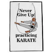 Karate Black Belt verzichten niemals auf Kampfkuns Mittlere Geschenktüte (Vorderseite)