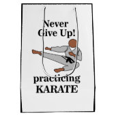 Karate Black Belt verzichten niemals auf Kampfkuns Mittlere Geschenktüte (Rückseite)