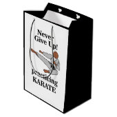 Karate Black Belt verzichten niemals auf Kampfkuns Mittlere Geschenktüte (Rückseite Schrägansicht)