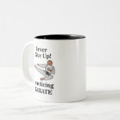 Karate Black Belt verzichten niemals auf Kampfkuns Zweifarbige Tasse (Vorderseite Links)