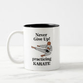 Karate Black Belt verzichten niemals auf Kampfkuns Zweifarbige Tasse (Links)