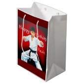 Karate Boy Birthday Geschenktasche Mittlere Geschenktüte (Vorderseite Schrägansicht)