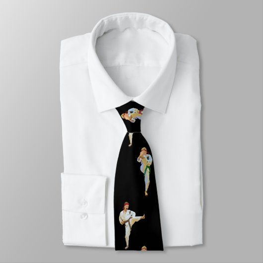 Karate, das mit farbigen Gurten tritt Krawatte (Gebunden)