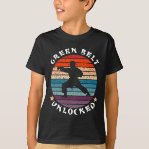 Karate für die ungesicherte Leistung im grünen Gür T-Shirt