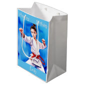 Karate Girl Birthday Mittlere Geschenktüte (Vorderseite Schrägansicht)