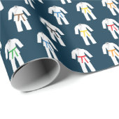 Karate Gis Anzugs and Bands, Martial Arts Geschenkpapier (Rolleneckpunkt)