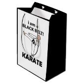 Karate I bin ein schwarzer Gürtel Karate Mittlere Geschenktüte (Rückseite Schrägansicht)