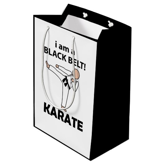 Karate I bin ein schwarzer Gürtel Karate Mittlere Geschenktüte (Rückseite Schrägansicht)