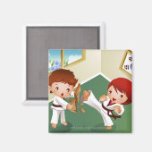 Karate-Junge, der Holz hält, mit einem anderen zer Magnet (Vorderseite/Rückseite)
