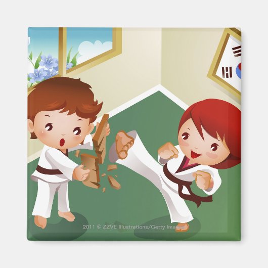 Karate-Junge, der Holz hält, mit einem anderen zer Magnet (Vorne)