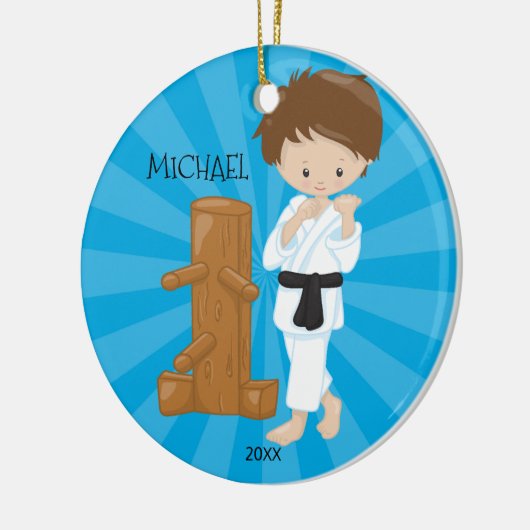 Karate-Jungen-personalisierte Weihnachtsverzierung Keramikornament (Links)