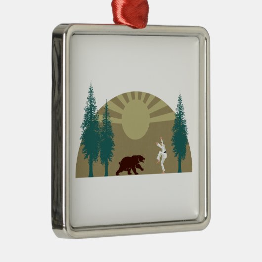 Karate Kick Bear Ornament Aus Metall (Rechts)