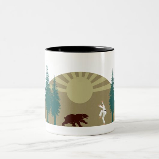 Karate Kick Bear Zweifarbige Tasse (Mittel)
