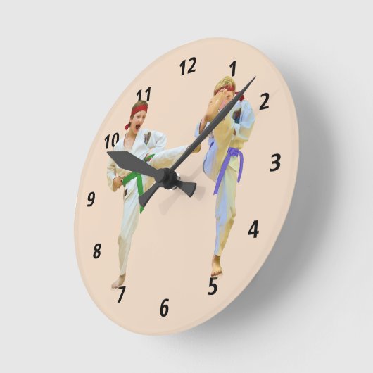 Karate Kicking Runde Wanduhr (Winkel)
