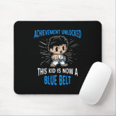 Karate-Kindert-Shirt mit Blauem Gürtel als Geschen Mousepad (Mit Mouse)