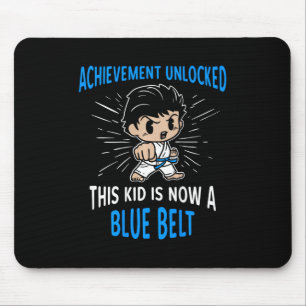 Karate-Kindert-Shirt mit Blauem Gürtel als Geschen Mousepad
