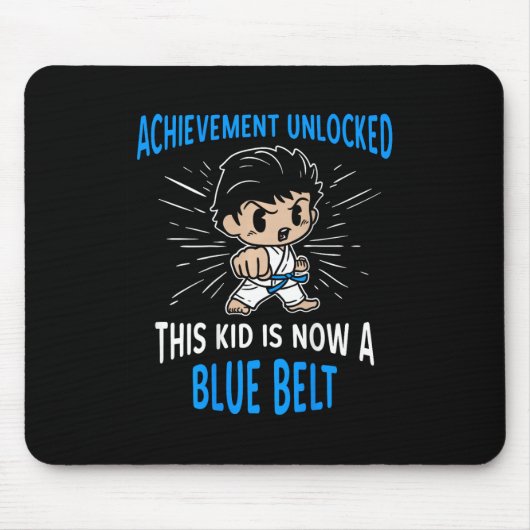 Karate-Kindert-Shirt mit Blauem Gürtel als Geschen Mousepad (Vorne)