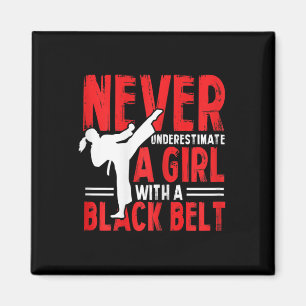 Karate-Mädchen der Frauen Unterschätze niemals ein Magnet
