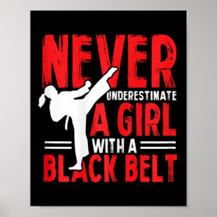 Karate-Mädchen der Frauen Unterschätze niemals ein Poster