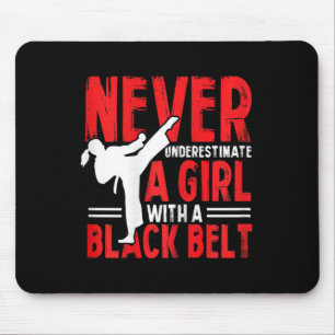 Karate Mädchen Frauen Unterschätze Nie Ein Mädchen Mousepad