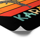 Karate-Mädchen Retro-Sonnenuntergangs-Design mit K Poster (Ecke)