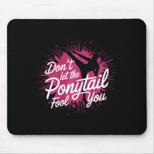 Karate-Mädchen Selbstvertrauen Mit Tritt  Mousepad