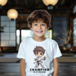 Karate Martial Arts T-Shirt<br><div class="desc">Karate Martial Arts T Shirt - Dieses T-Shirt für Karate und Kampfkunst hat einen echten Kick. Mit einem kleinen jungen Kampfsportmeister, der bereit ist zu streiken und bereit ist, einen schwarzen Gürtel in Party zu verdienen. Die Technik und der Geist der Kampfkünste sind mit vielen tief verwurzelt. Geben Sie Ihrem...</div>