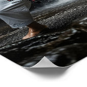 Karate-Meister führt Kata unter Wasserfall aus Poster (Ecke)
